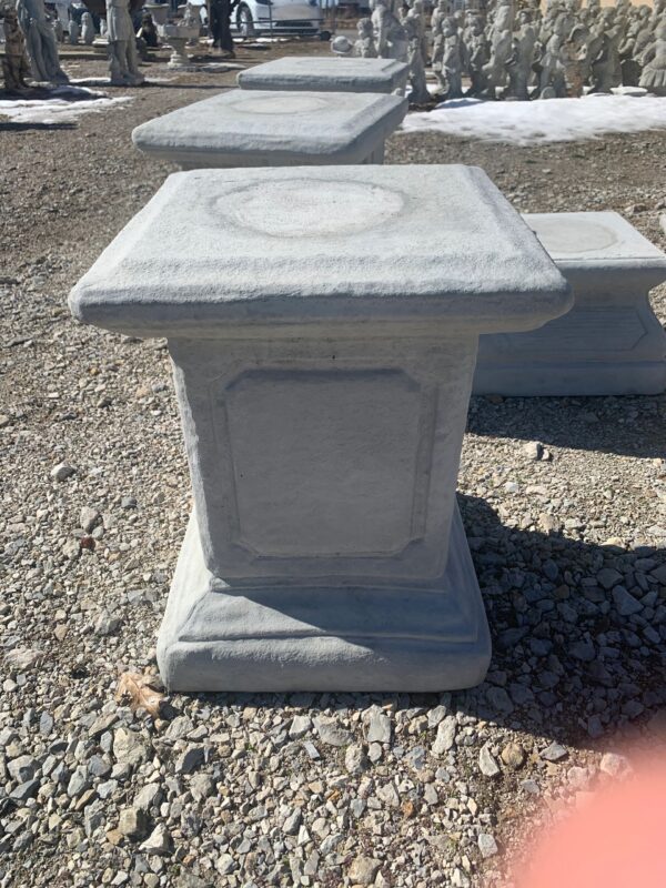 Pedestal 20"